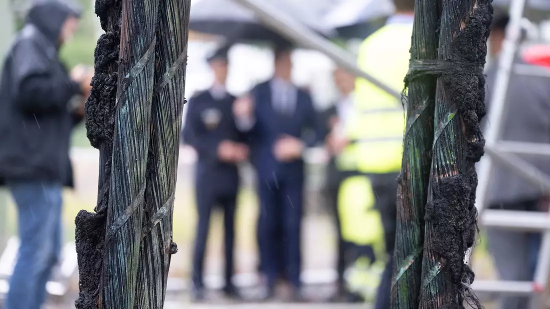 Das Feuer hat großen Schaden angerichtet. - Bild: Marijan Murat/dpa