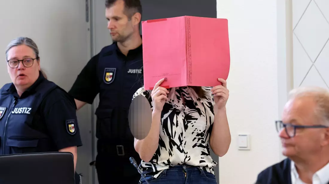 Die Angeklagte schweigt in dem Mordprozess.   - Bild: A7120 Bernd Wüstneck/dpa
