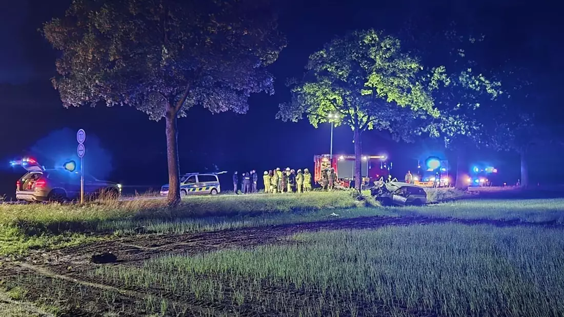 Feuerwehr Goch: Schwerer Verkehrsunfall: 33-jähriger wurde von Feuerwehr befreit - Bild: presseportal.de