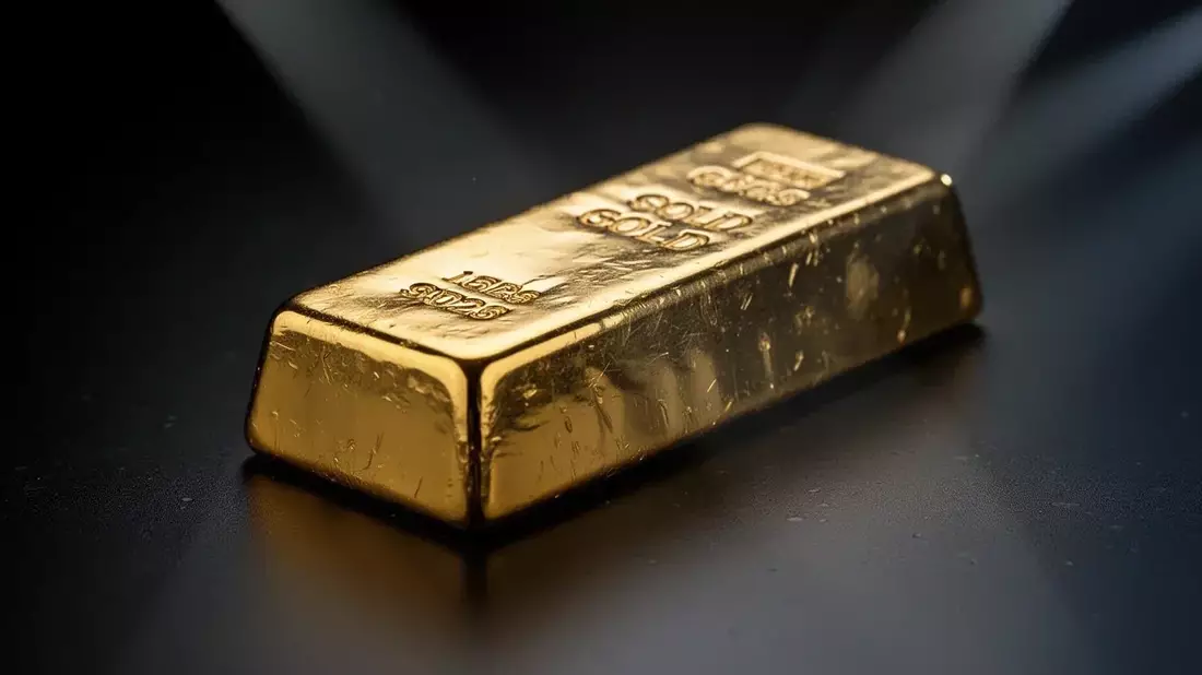 Gold Edges Higher on Ceasefire Hopes, Rate Hike Fears Cap Gains