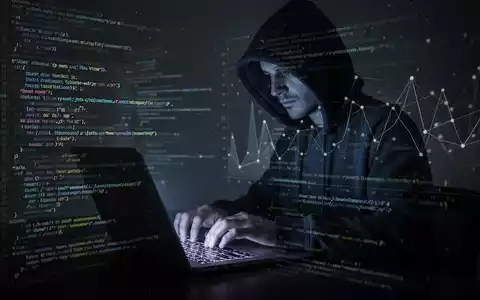 Eine Person im Kapuzenpulli tippt auf einem Laptop, umgeben von Code und einem Netzwerkdiagramm, das Cyberangriff und VPN-Umgehung darstellt. - Foto: über boerse-global.de