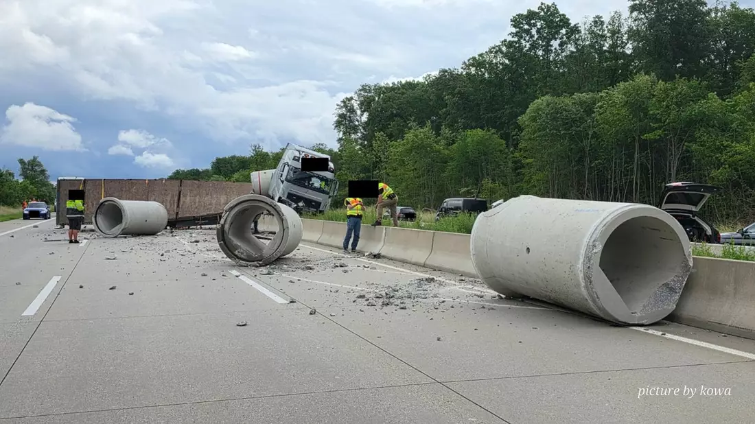 API-TH: 1. Ergänzungsmeldung - Sattelzug mit Betonröhren sorgt nach Verkehrsunfall für Sperrung beider Fahrtrichtungen - Bild: presseportal.de