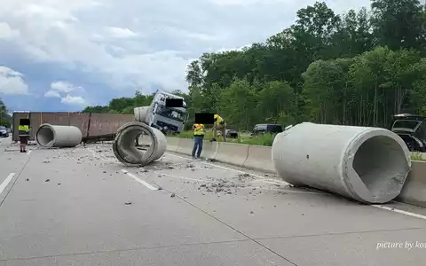 API-TH: 1. Ergänzungsmeldung - Sattelzug mit Betonröhren sorgt nach Verkehrsunfall für Sperrung beider Fahrtrichtungen - Foto: presseportal.de
