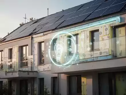 Nahaufnahme einer modernen Gebäudefassade mit energieeffizienten Fenstern und einer Wärmedämmung, die Sanierung und Nachhaltigkeit symbolisiert. - Foto: über boerse-global.de