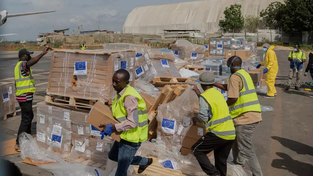 Die EU unterstützt die Bekämpfung von Ebola mit Hilfsgütern (Archivbild) - Bild: Moses Sawasawa/AP/dpa