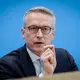 Digitalminister Karsten Wildberger (CDU) sagt, das neue KI-Sicherheitsinstitut solle etwas anders aufgestellt werden als eine klassische Behörde. Schnelligkeit und Expertise seien hier sehr wichtig. (Archivbild) - Bild: Kay Nietfeld/dpa