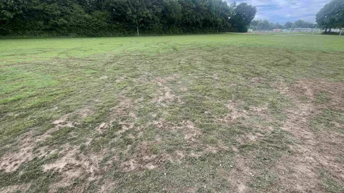 POL-UL: (BC) Biberach - Fahrzeug beschädigt Sportanlage / Den Vandalen sucht die Polizei nach der Tat am vergangenen Wochenende in Biberach-Mettenberg. - Bild: presseportal.de