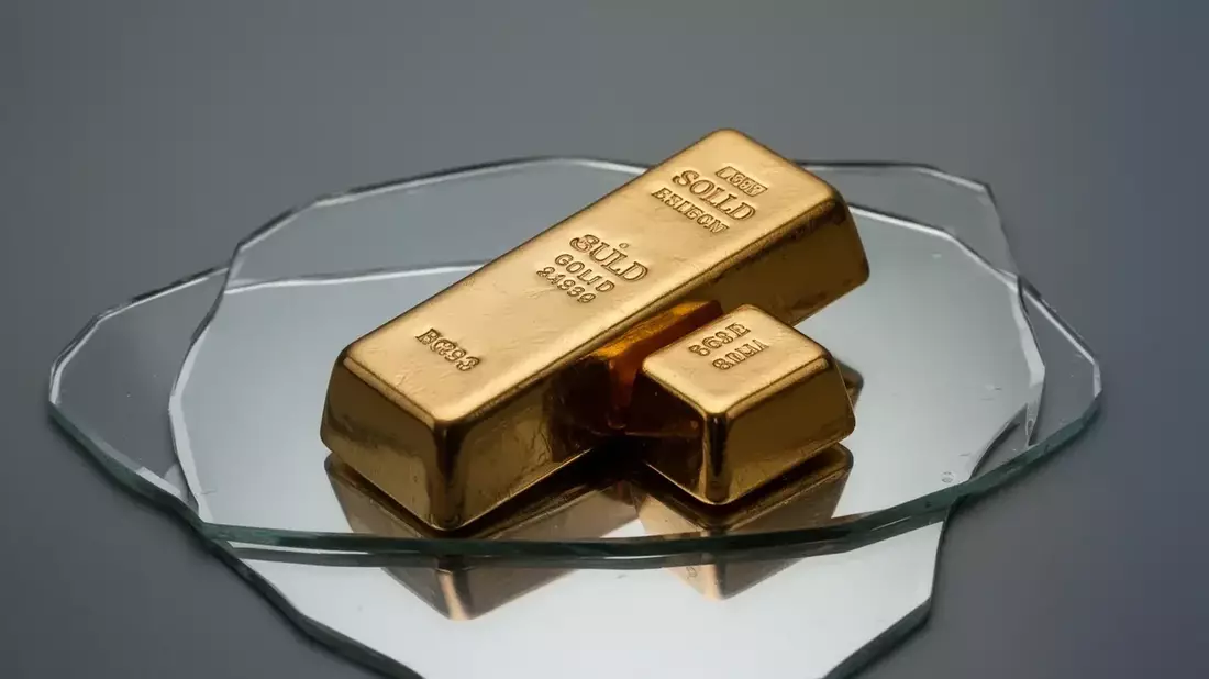 Oro se desploma 3,27% por empleo en EE.UU. y rebota por tregua Israel-Irán