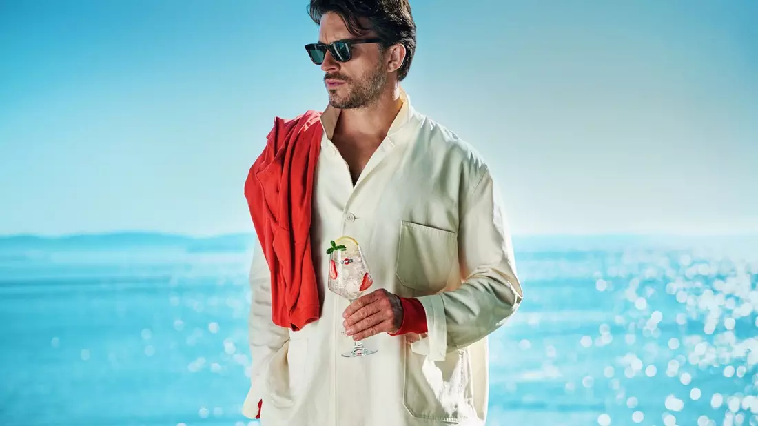 Jonathan Bailey präsentiert sich als neuer MARTINI Man - Bild: presseportal.de