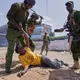 Ein Demonstrant wird in Kenia bei Protesten gegen ein von den USA geplantes Ebola-Quarantänezentrum auf dem Luftwaffenstützpunkt Laikipia festgenommen. - Bild: Brian Inganga/AP/dpa