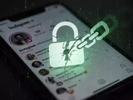 Ein aufgebrochenes digitales Vorhängeschloss über einem unscharfen Smartphone-Bildschirm, der die Instagram-Oberfläche zeigt. - Foto: über boerse-global.de