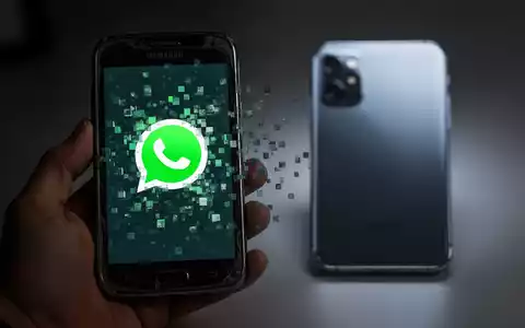 An older smartphone with a pixelated WhatsApp icon next to a newer, in-focus smartphone, symbolizing the end of support. - Foto: über boerse-global.de