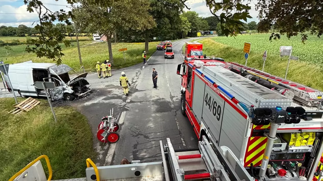 Feuerwehr Kalkar: Transporterbrand auf der Uedemer Straße in Kehrum - Bild: presseportal.de