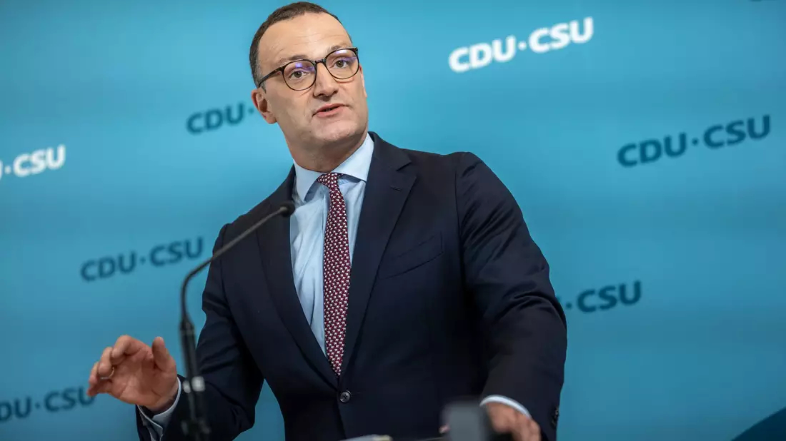 Unionfraktionschef Jens Spahn (CDU) hat sich den Juli für Reformen freigehalten. - Bild: Michael Kappeler/dpa