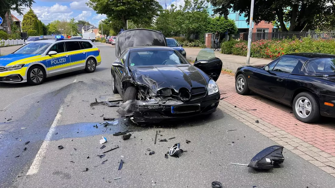 POL-STD: Buxtehude: Vorfahrtsverstoß führt zu Kollision im Einmündungsbereich - Harburger Straße zeitweise voll gesperrt - Bild: presseportal.de