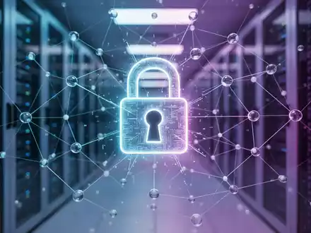 Ein stilisiertes, leuchtendes digitales Schloss-Symbol über einem komplexen Netzwerk aus verbundenen Knoten und Linien. - Foto: über boerse-global.de