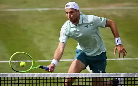 Jan-Lennard Struff steht in Stuttgart im Achtelfinale. - Foto: Marijan Murat/dpa