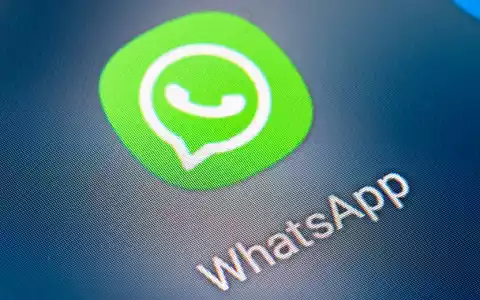 WhatsApp muss sich neben den Wettbewerbsregeln auch an weitere strengere EU-Digitalregeln halten. (Symbolbild) - Foto: Fabian Sommer/dpa