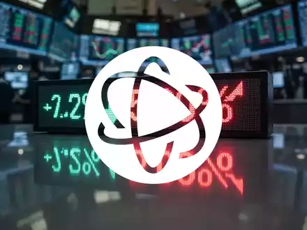 Ein Börsenticker zeigt einen Rückgang um 9 Prozent und einen Aktienkurs von 317,80 Euro. Im Hintergrund ein unscharfer Handelsraum. - Foto: über boerse-global.de