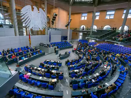 Die 630 Bundestagsabgeordneten sollen in diesem Jahr nicht mehr Geld erhalten. (Symbolbild) - Foto: Michael Kappeler/dpa
