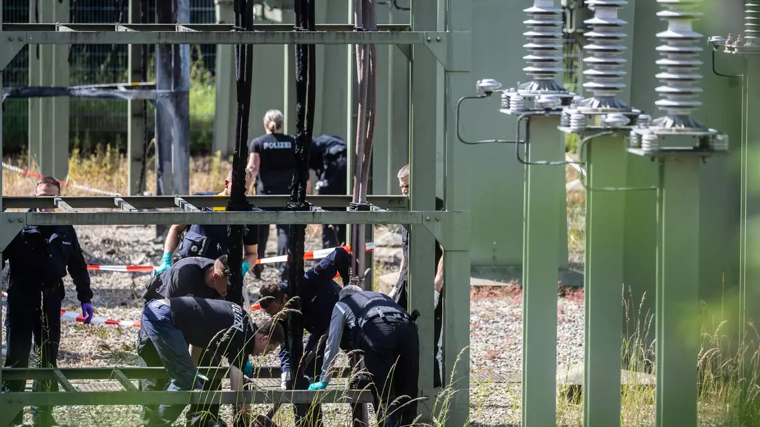 Die Polizei ermittelt nach dem Brand am Umspannwerk. - Bild: Christoph Schmidt/dpa