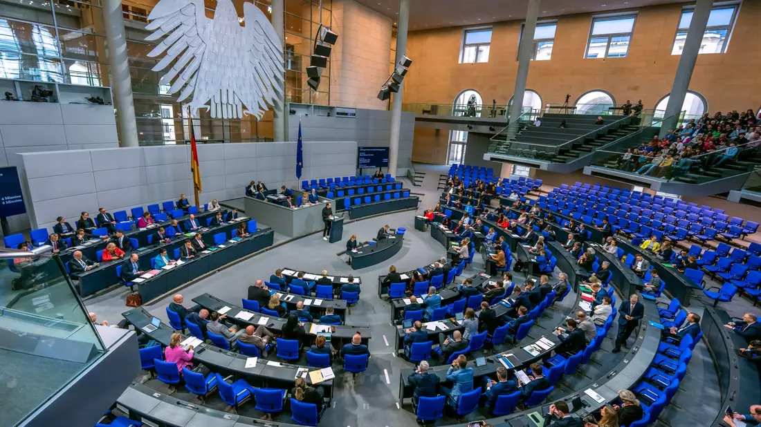 Die 630 Bundestagsabgeordneten erhalten in diesem Jahr nicht mehr Geld - Bild: Michael Kappeler/dpa