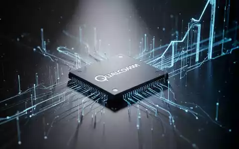 Ein einzelner Qualcomm-Mikrochip, umgeben von leuchtenden blauen digitalen Linien, auf einer dunklen, reflektierenden Oberfläche. - Foto: über boerse-global.de