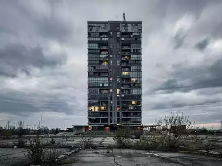 Ein modernes Hochhaus unter einem bewölkten Himmel, das Stagnation im Immobiliensektor symbolisiert. - Foto: über boerse-global.de