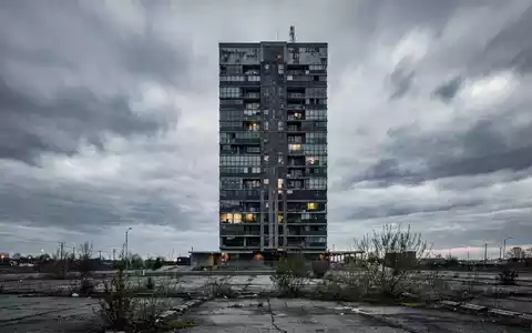 Ein modernes Hochhaus unter einem bewölkten Himmel, das Stagnation im Immobiliensektor symbolisiert. - Foto: über boerse-global.de