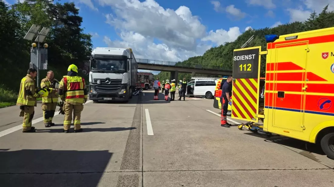 POL-DEL: Autobahnpolizei Ahlhorn: Tödlicher Verkehrsunfall auf der Autobahn 1 bei Emstek +++ Vollsperrung in Fahrtrichtung Hamburg - Bild: presseportal.de