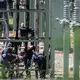 Die Polizei ermittelt nach dem Brand am Umspannwerk.  - Bild: Christoph Schmidt/dpa
