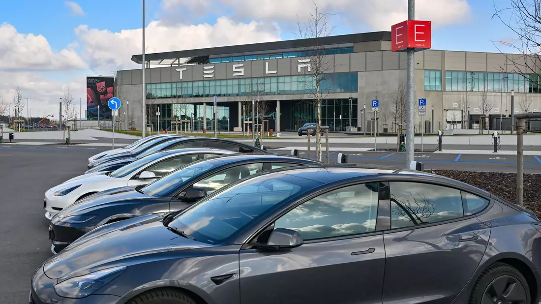 Nach einem Brandanschlag auf einen Hochspannungsmast steht im März 2024 die Produktion in der Tesla-Autofabrik in Grünheide zeitweise still. - Bild: Patrick Pleul/dpa