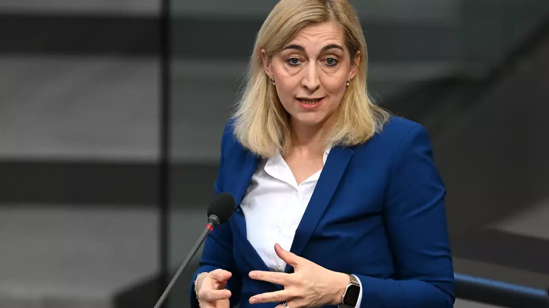 Das Gesundheitsministerium erwartet eine größere Finanzlücke bei den Kassen 2027. (Archivbild) - Bild: Elisa Schu/dpa