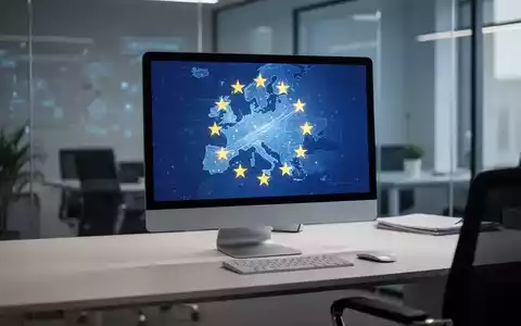 Ein moderner Schreibtisch mit Computerbildschirm, der ein abstraktes Symbol für europäische digitale Zusammenarbeit zeigt. - Foto: über boerse-global.de