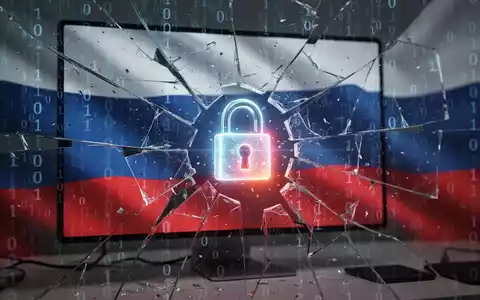 A fragmented computer screen with binary code and a subtle Russian flag in the background, showing a bypassed lock icon. - Foto: über boerse-global.de