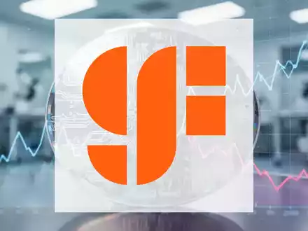 Nahaufnahme einer Siliziumwafer mit Leiterbahnen und einem subtil überlagerten Finanzchart, der einen Rücksetzer zeigt. - Foto: über boerse-global.de