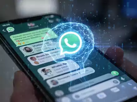 Nahaufnahme eines Smartphones mit WhatsApp-Chat und einem subtilen, leuchtenden KI-Overlay, das Datensicherheit symbolisiert. - Foto: über boerse-global.de