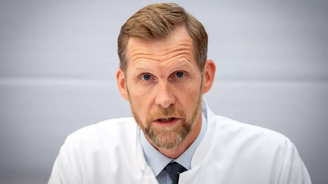 Die Charité wäre bereit, weitere Ebola-Patienten zu behandeln, sagt Sander.  - Bild: Soeren Stache/dpa