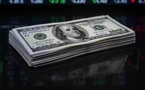 Ein Stapel neuer 100-Dollar-Scheine mit einer subtilen Spiegelung eines Börsentickers auf einer dunklen Oberfläche. - Foto: über boerse-global.de