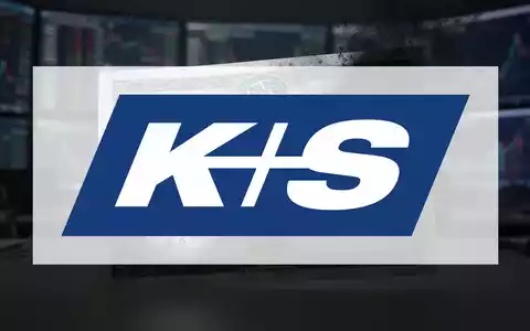 Eine K+S-Aktienanleihe, teilweise im Schatten, vor einem verschwommenen, gedämpften Finanzbürohintergrund. - Foto: über boerse-global.de