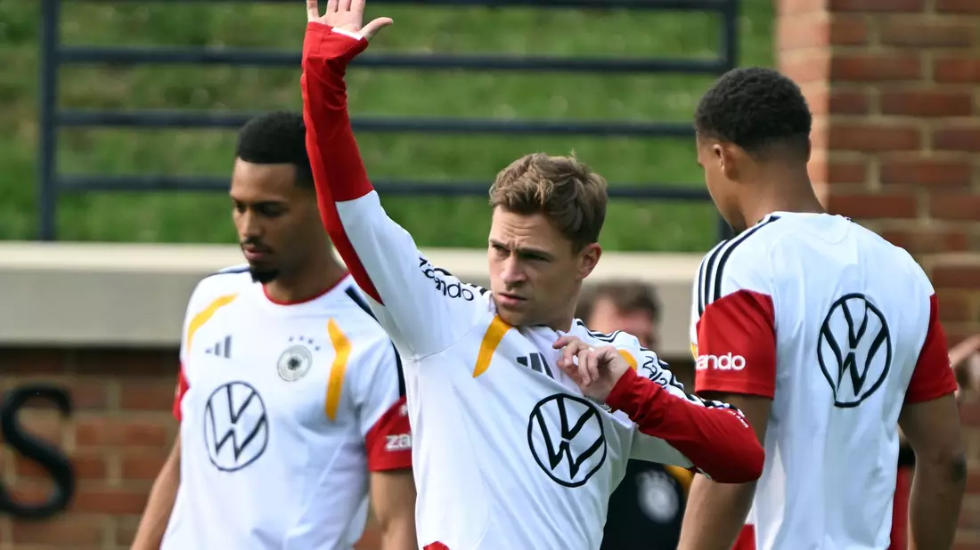 DFB-Kapitän Kimmich (m.) nimmt seine Kollegen in die Pflicht.  - Bild: Federico Gambarini/dpa