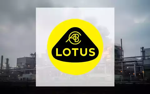 Industrieanlage mit Rauchwolke, die auf einen Brand hindeutet, unter einem bedeckten Himmel. - Foto: über boerse-global.de