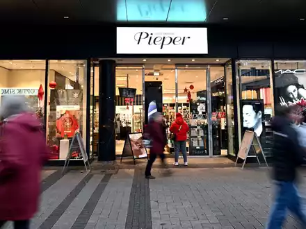 Eine Pieper-Filiale in Köln - auch künftig werden die Parfumshops in vielen deutschen Innenständen zu finden sein.  - Foto: Federico Gambarini/dpa