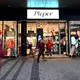 Eine Pieper-Filiale in Köln - auch künftig werden die Parfumshops in vielen deutschen Innenständen zu finden sein.  - Bild: Federico Gambarini/dpa