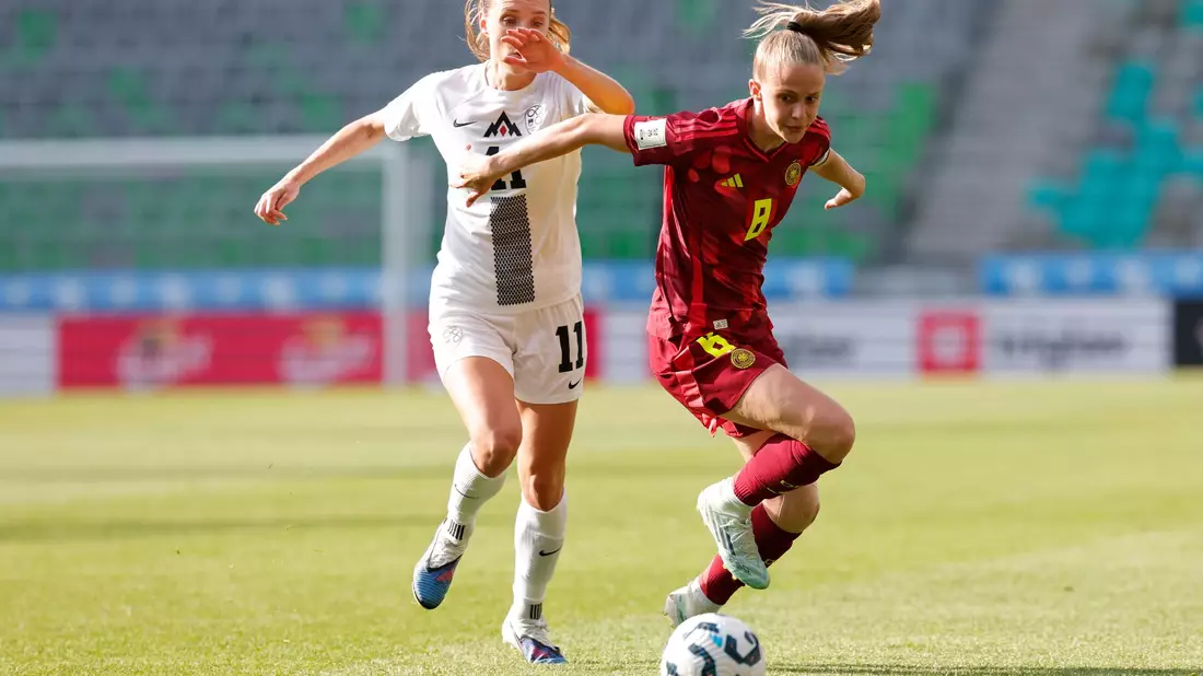 Kräftig rotiert: Vivien Endemann (r) war eine von acht neuen Spielerinnen in der deutschen Startelf. - Bild: Ales Fevzer/dpa