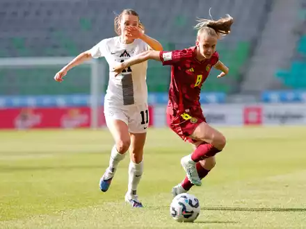 Kräftig rotiert: Vivien Endemann (r) war eine von acht neuen Spielerinnen in der deutschen Startelf. - Foto: Ales Fevzer/dpa
