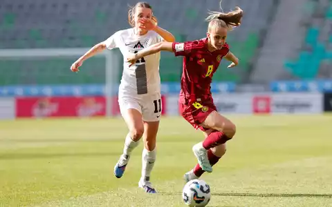 Kräftig rotiert: Vivien Endemann (r) war eine von acht neuen Spielerinnen in der deutschen Startelf. - Foto: Ales Fevzer/dpa