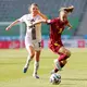 Kräftig rotiert: Vivien Endemann (r) war eine von acht neuen Spielerinnen in der deutschen Startelf. - Bild: Ales Fevzer/dpa