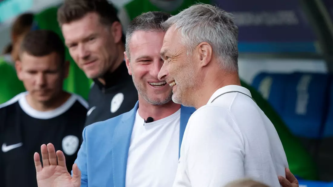 Schöne Bescherung: Bundestrainer Christian Wück (r) erhält zum 53. Geburtstag einen Auswärtssieg. - Bild: Ales Fevzer/dpa