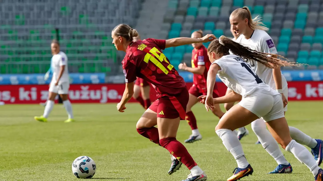 Ihr Eckball leitete das 1:0 ein: Klara Bühl (l). - Bild: Ales Fevzer/dpa
